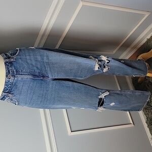 ABERCROMBIE & FITCH Curve Love The Mom High Rise Distressed Light Wash Jeans 31